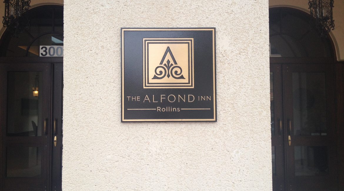 alfond-inn-rollins-exterior-sign