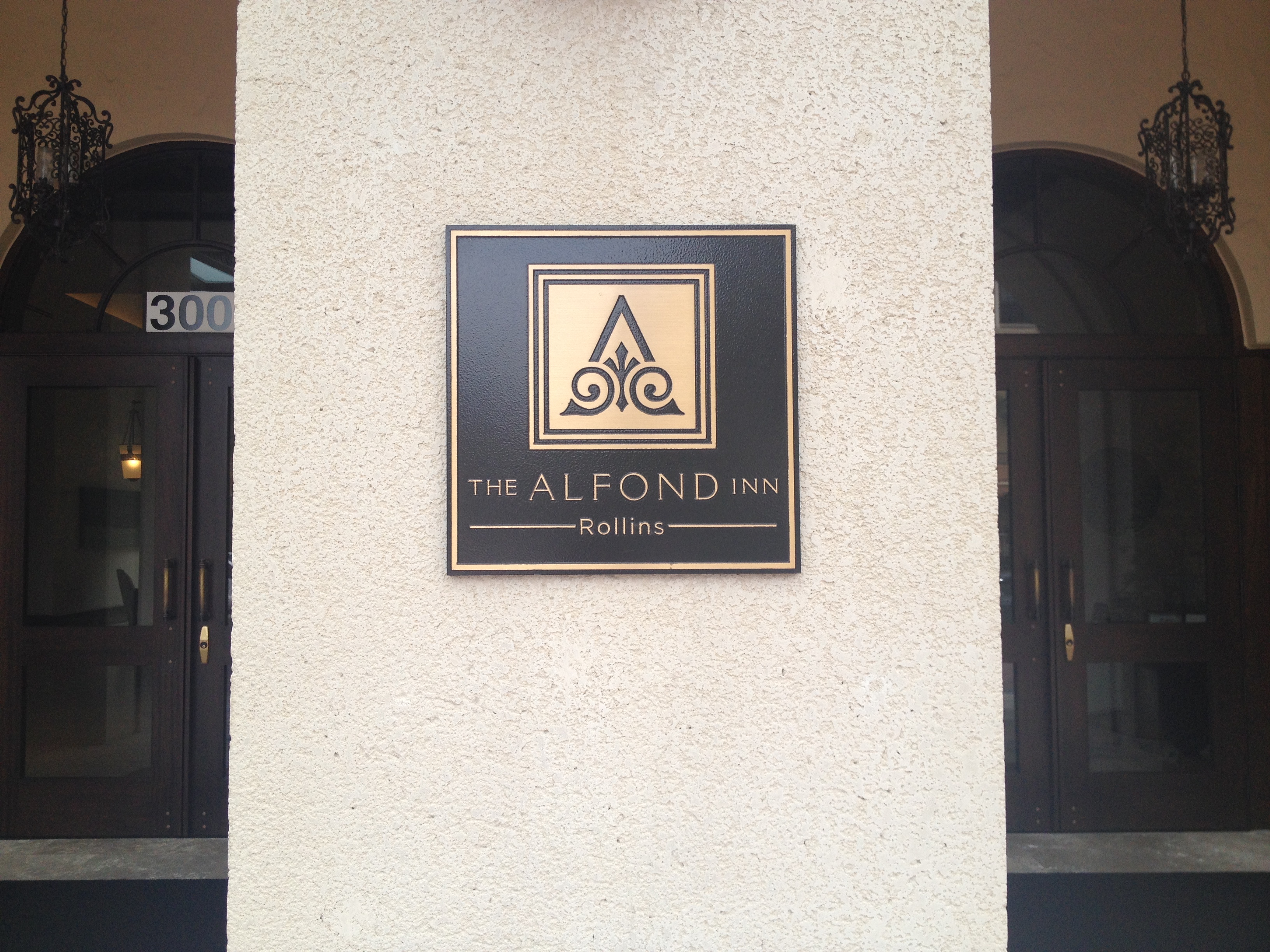 alfond-inn-rollins-exterior-sign