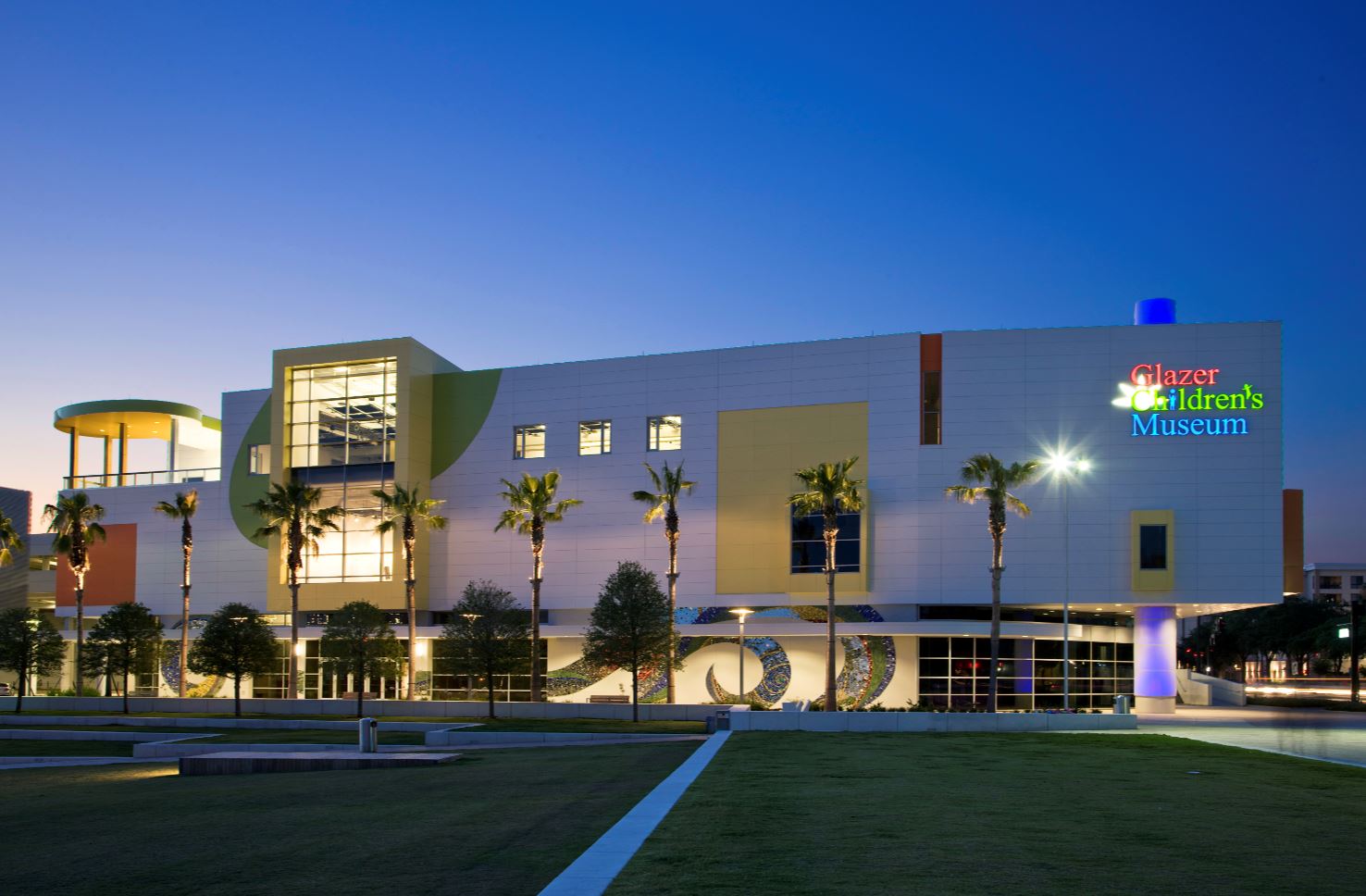 Capture illuminated-channel-letters-exterior